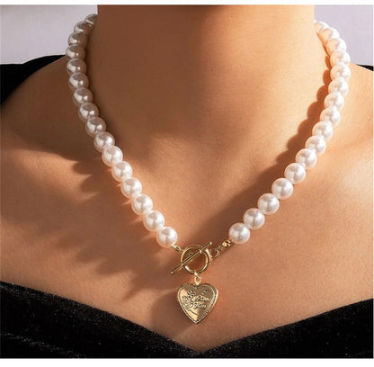 Collier de perles avec pendentif papillon en strass