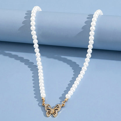 Collier de perles avec pendentif papillon en strass