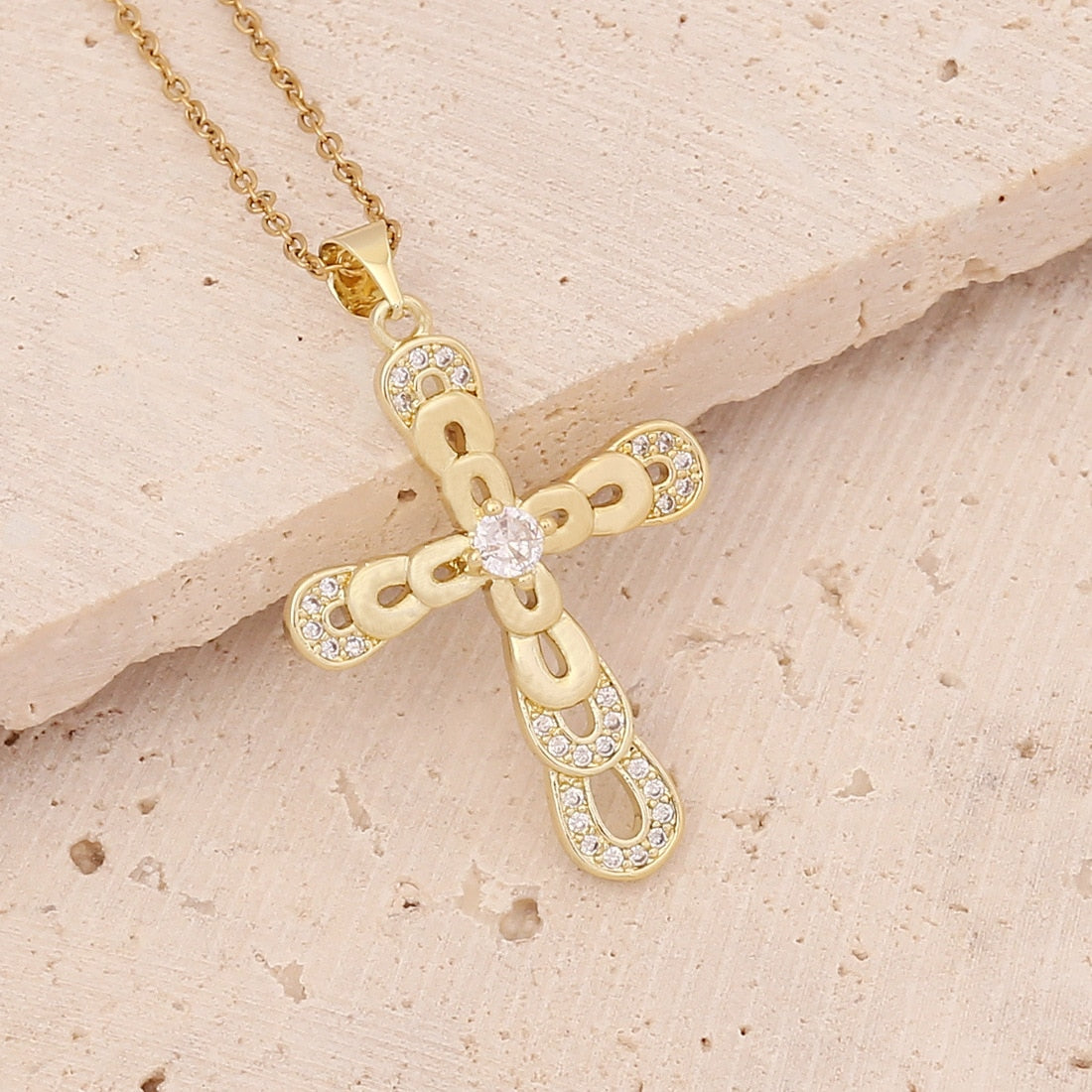 Collier pendentif croix plaqué or